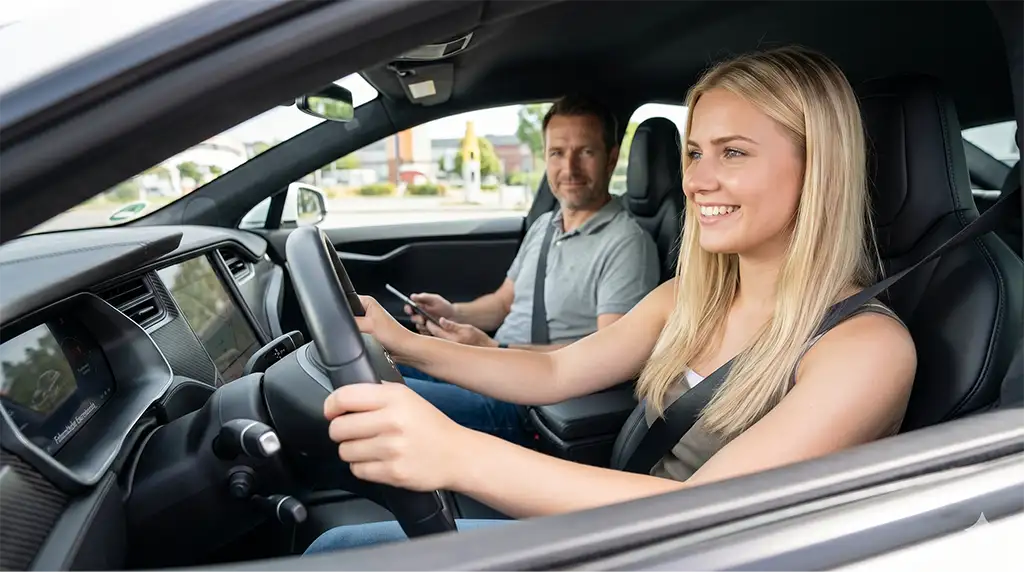 Schülerin der Fahrschule in Darmstadt mit dem Fahrschullehrer am Fahren