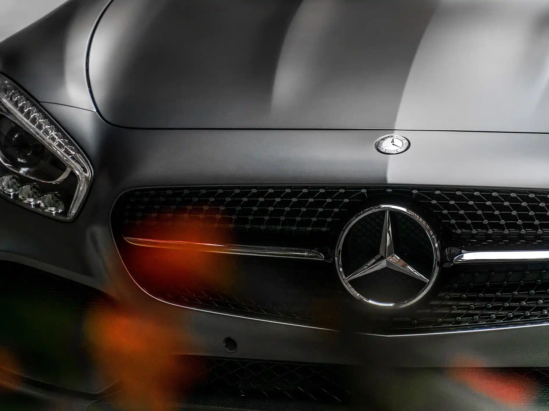 Mercedes Fahrzeug als Hintergrundbild für Footer-Bereich