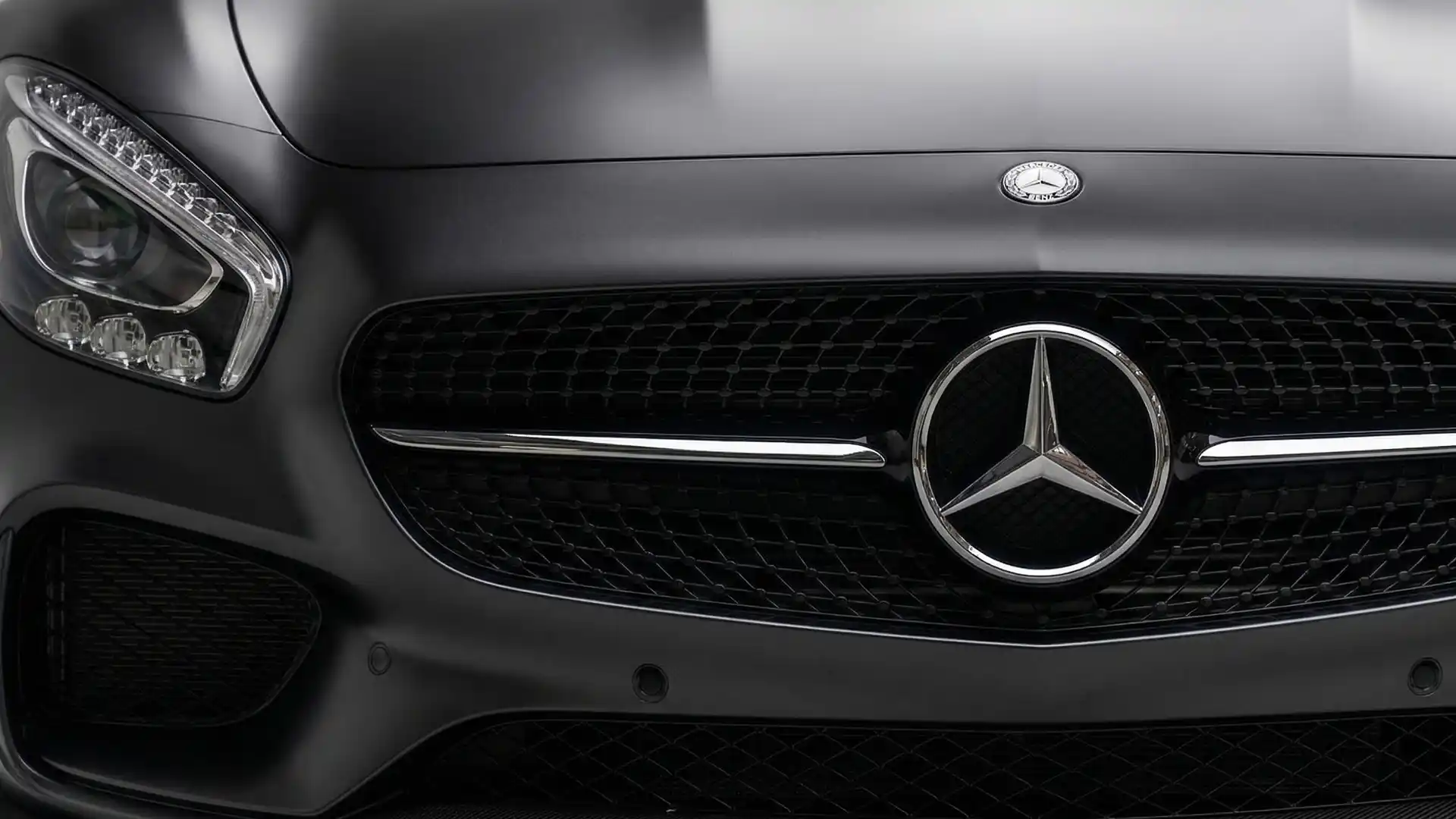 Vordere Seite eines Mercedes Benz Fahrzeugs - steht für Führerschein Preise